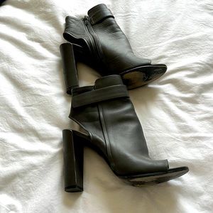 Vince Size 9 gray open toe.   Has a side zipper and open heel.